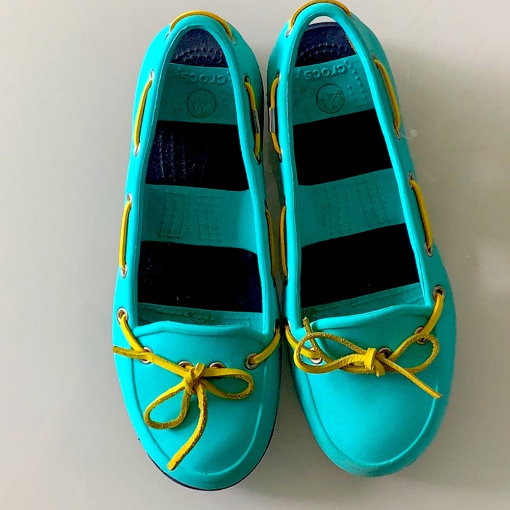 Aqua color women’s Croc loafer, size six
